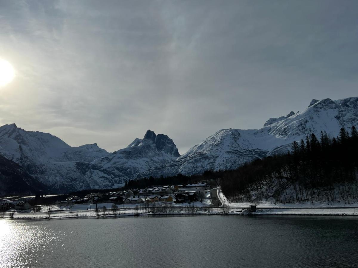 ホテル Frichs Ekspress Åndalsnes エクステリア 写真