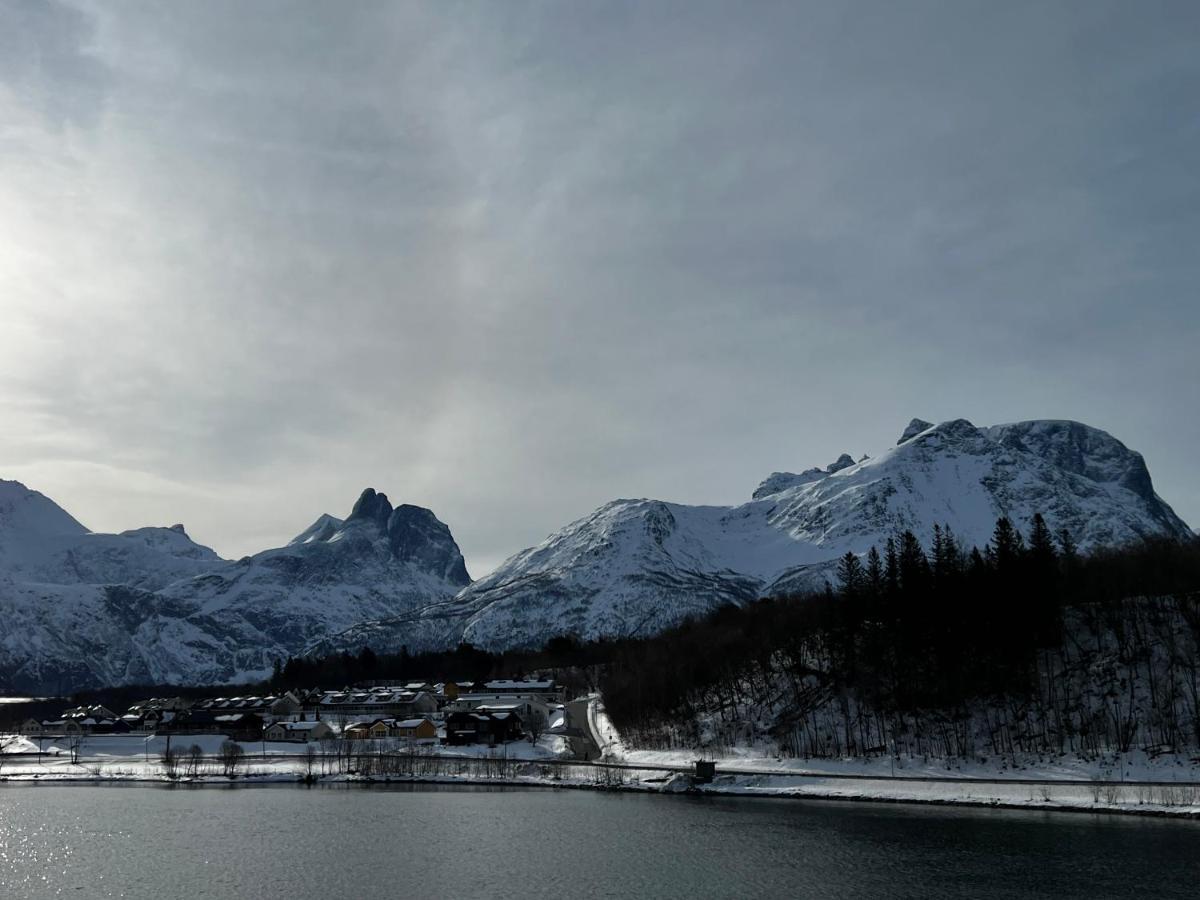 ホテル Frichs Ekspress Åndalsnes エクステリア 写真